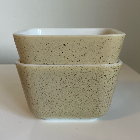 Two Pyrex Tan Speckle Refrigerator Boxes, No Lids - Picture 4 of 7